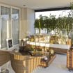 Varanda Gourmet de Apartamento em SP de 310 m com Projeto de Interiores por Mayra Lopes 105x105 - Fibra na decoração...