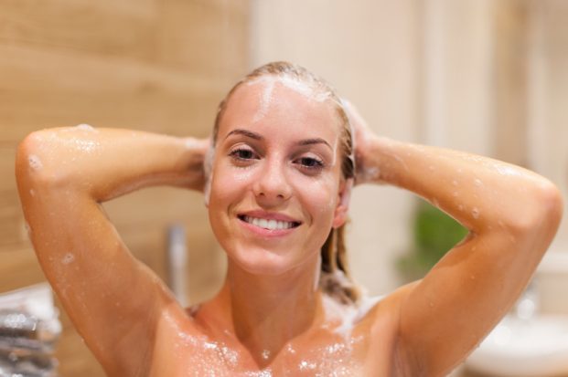 iStock 000044755790 Small 1 621x413 - Como aplicar o shampoo?