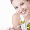 mulher comendo salada 105x105 - Dossiê da alimentação saudável