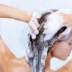 mulher lava cabelo xampu chuveiro 24585 105x105 - Máscaras Caseiras Que Revitalizam os Fios