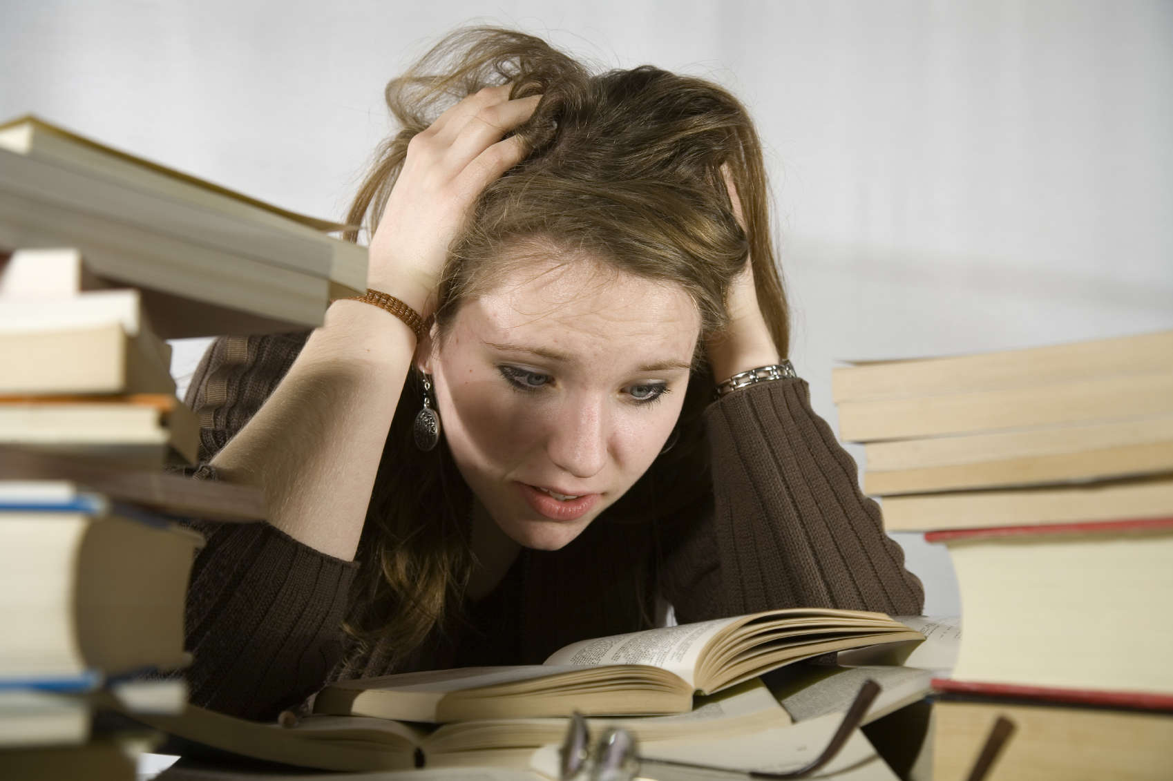 Девочки сдают экзамены. Стресс перед экзаменом. Стресс на учебе. Стресс из за учебы. Неудачи в учебе.