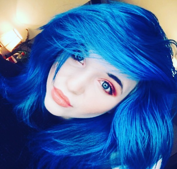 cabelo azul escuro