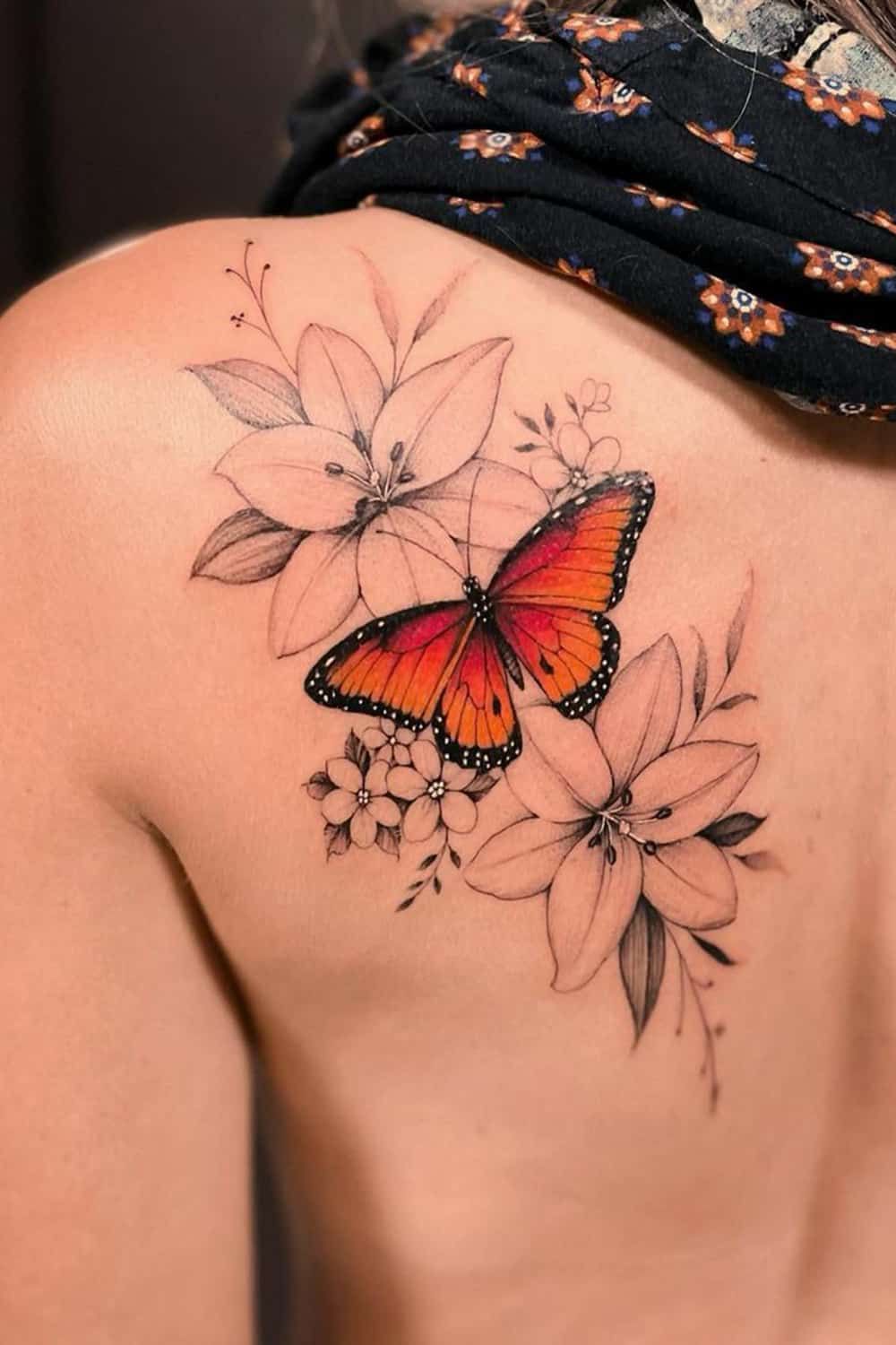 Tatuagem nas costas com flores - 60 desenhos para florear sua vida