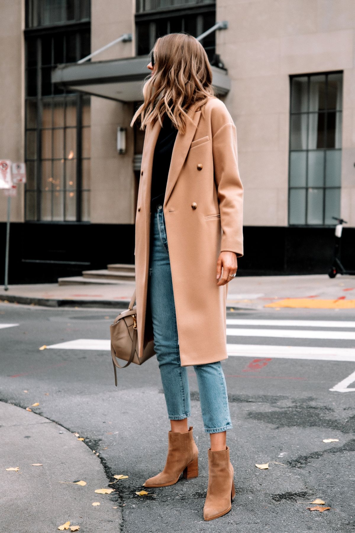 https://patricinhaesperta.com.br/wp-content/uploads/2023/04/An-Easy-Outfit-to-Recreate-With-Your-Camel-Coat-Fashion-Jackson.jpg
