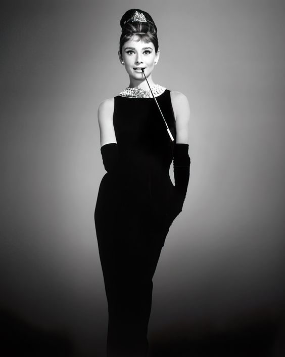 Mulher elegante vestindo vestido tubinho preto