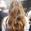 Cabelo longo com glitter, destacando a tendência de shampoo com brilho.