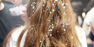 Cabelo longo com glitter, destacando a tendência de shampoo com brilho.