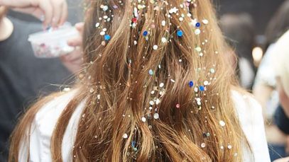 Cabelo longo com glitter, destacando a tendência de shampoo com brilho.