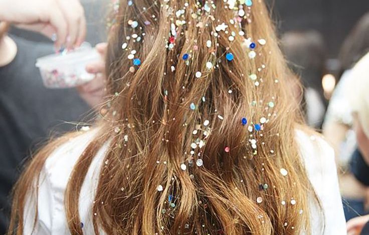 Cabelo longo com glitter, destacando a tendência de shampoo com brilho.