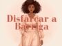Mulher com cabelo cacheado em vestido elegante, tema disfarçar a barriga.
